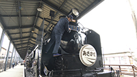 あさかぜを牽引していた機関車を手入れする九州鉄道記念館・宇都宮さん